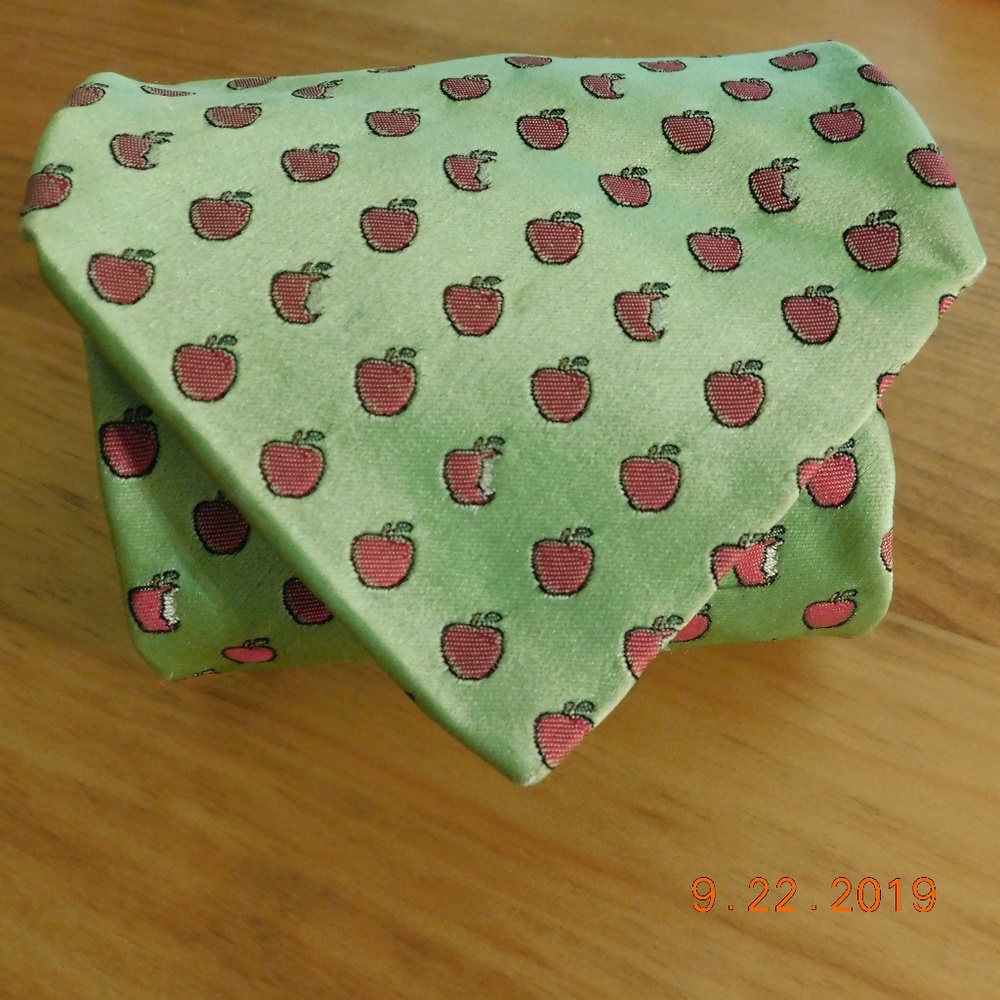 VAN HEUSEN GREEN FALL APPLE NECK TIE 1OO% SILK